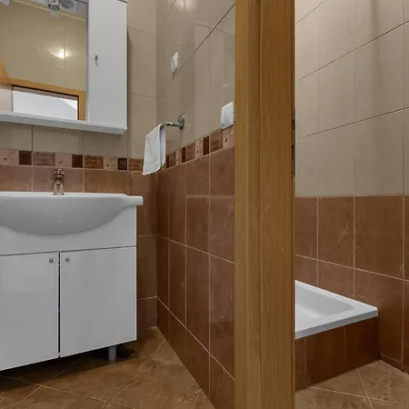 Ozzie - Private Pool - Seaview Макарська