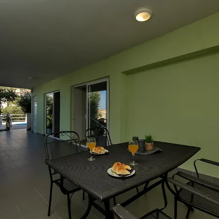 Ozzie - Private Pool - Seaview * Макарська