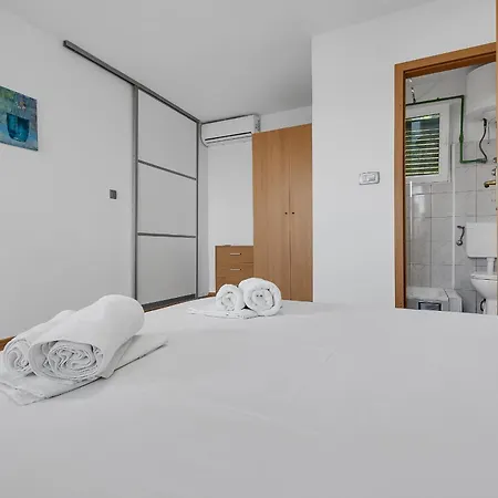 Ozzie - Private Pool - Seaview * Макарська