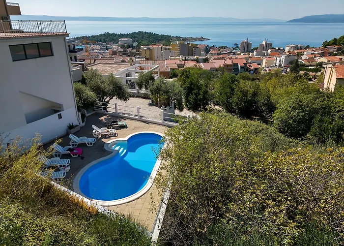 Ozzie - Private Pool - Seaview Макарська