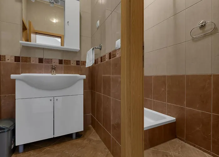 Ozzie - Private Pool - Seaview Макарська