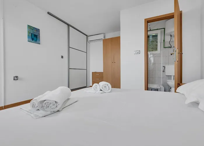 Ozzie - Private Pool - Seaview * Макарська