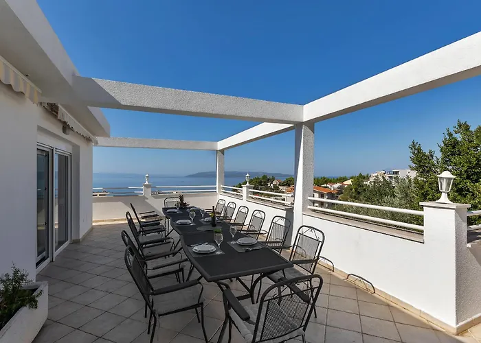 Ozzie - Private Pool - Seaview Макарська