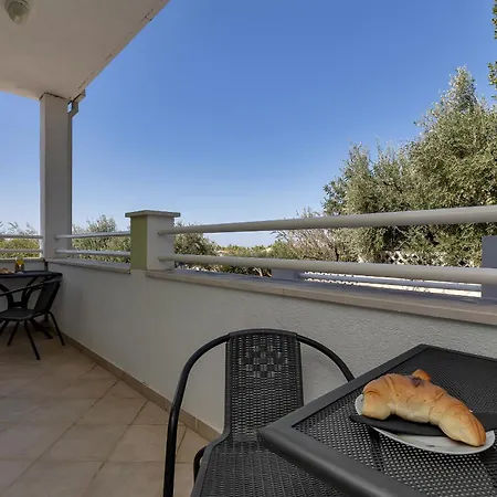 Ozzie - Private Pool - Seaview